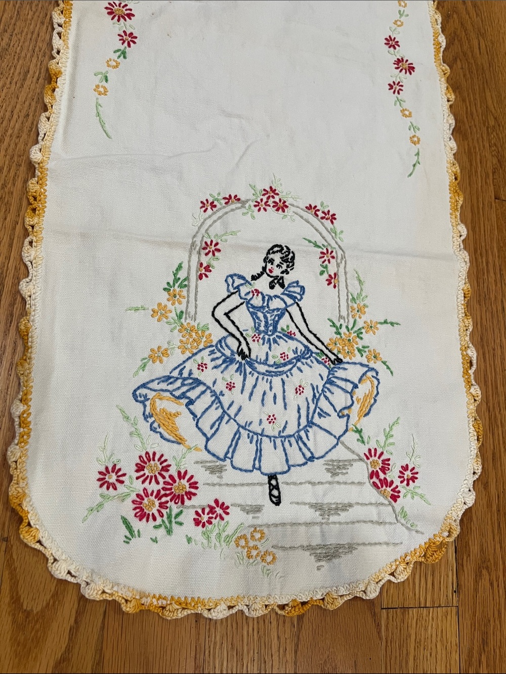 Vtg Southern Belle Embroidered Runner Crocheted Lace Dresser Scarf 33”x 12.75”